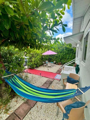 Nice 2 Twin bedroom - Best central location in Miami - Luggage storage, parking and Laundry for free!!!!